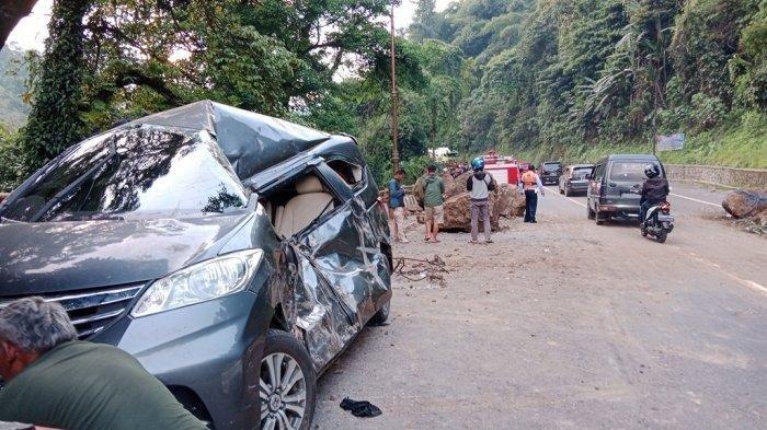 Longsor Di Cadas Pangeran Sumedang: 2 Mobil Tertimpa Batu, 4 Orang Jadi Korban