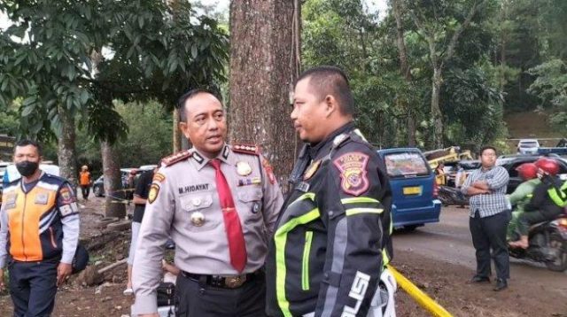 Polisi Tutup Akses Tol Cipanas - Cianjur Malam Ini