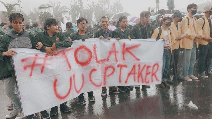 Aksi Mahasiswa Tolak UU Cipta Kerja Di Depan Gedung DPR Tak Surut Meski Diguyur Hujan