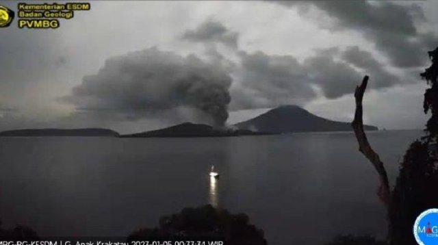 Gunung Anak Krakatau Erupsi, Semburkan Abu Vulkanik Setinggi 2.000 Meter