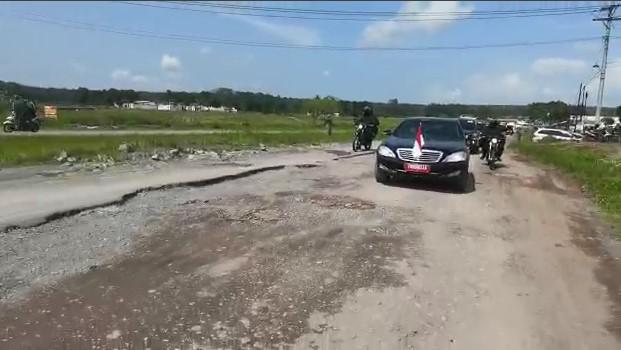 Jokowi Naik Mobil Indonesia 1 Lewati Jalan Rusak Di Lampung