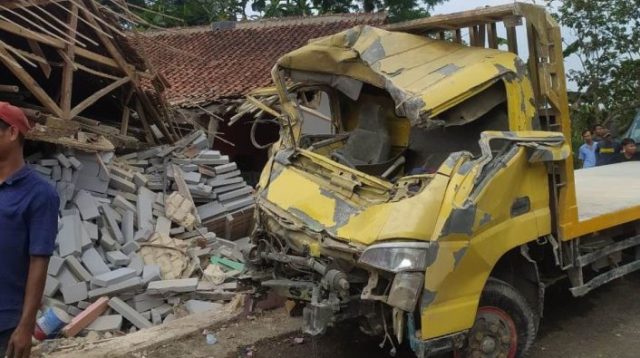 truk bermuatan hebel menabrak rumah warga