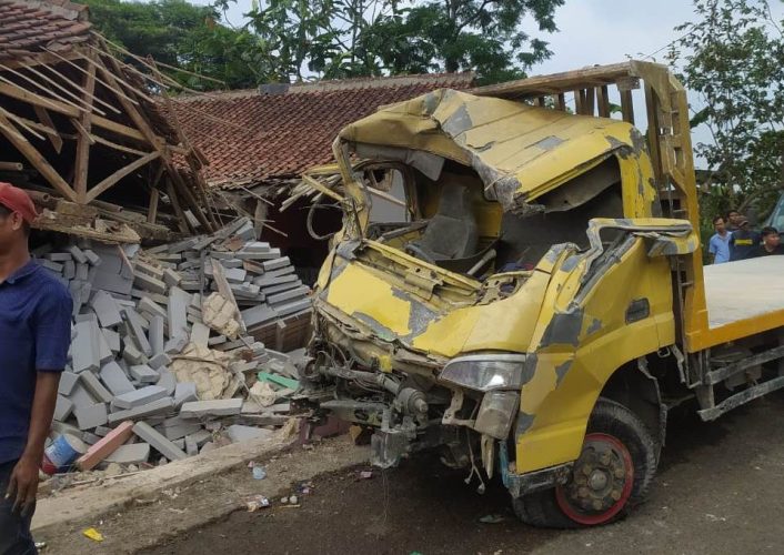 truk bermuatan hebel menabrak rumah warga