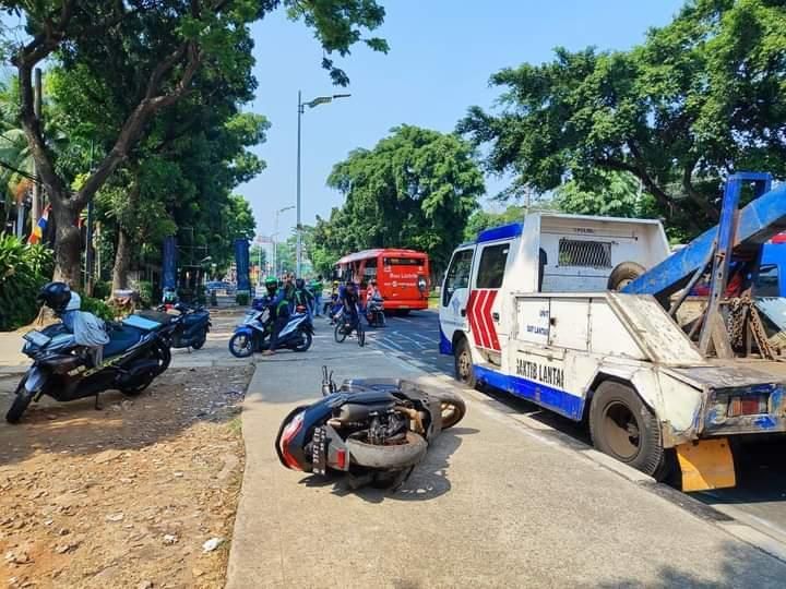 Nasib 7 Pengendara Motor Lawan Arah Di Lenteng Agung: Sudah Tertabrak Truk, Kena Tilang Pula