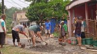 kerja bakti warga griya salak endah 2 memperbaiki jalan yang rusak