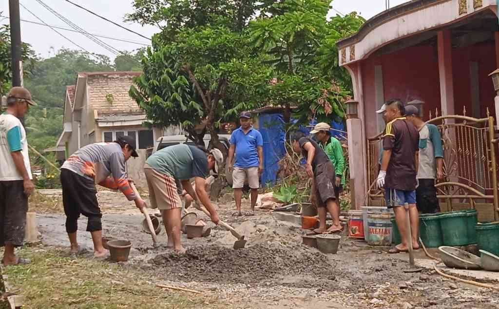 kerja bakti warga griya salak endah 2 memperbaiki jalan yang rusak