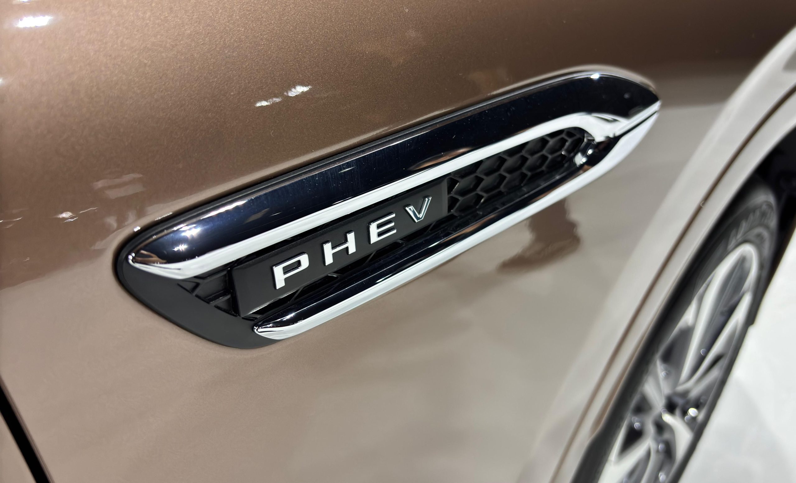 Poin Ini Yang Paling Membedakan PHEV Dengan Mobil Hybrid Konvensional