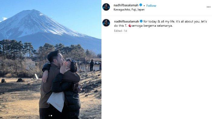 Nadhif Basalamah Lamar Kekasih dengan Latar Pemandangan Gunung Fuji di Jepang