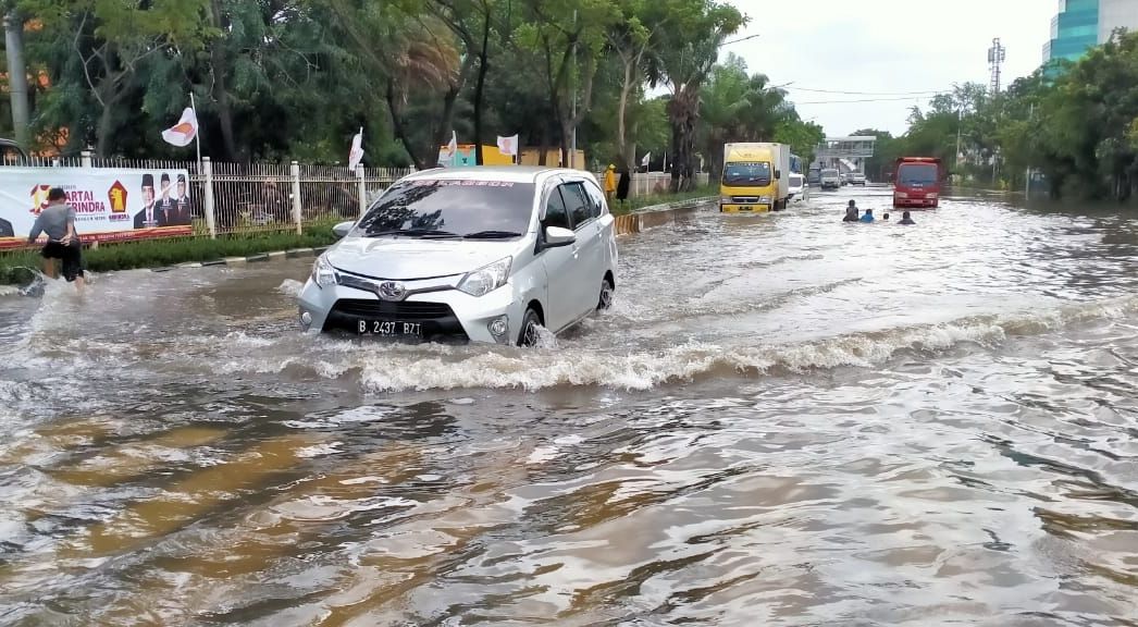 Pemilik Harus Tahu, Segini Batas Yang Aman Mobil Melewati Banjir