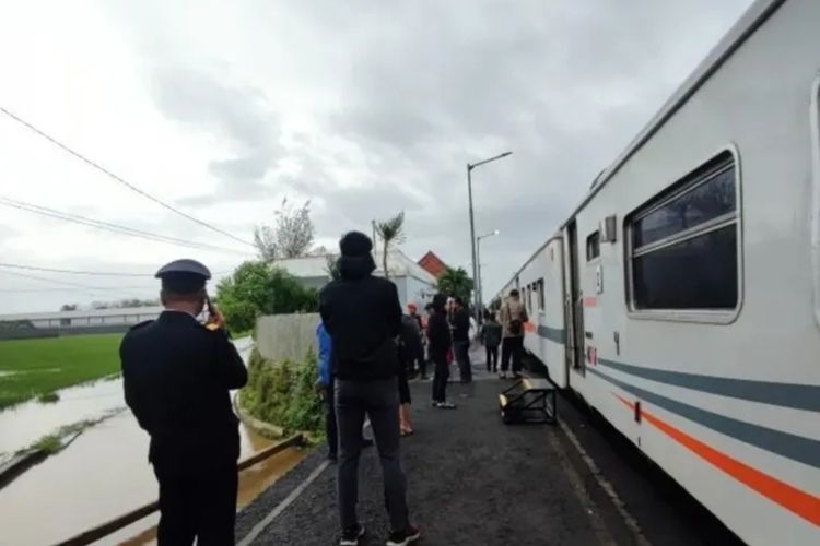 Ada Luapan Air, Kereta Kaligung Terjebak 120 Menit di Batang