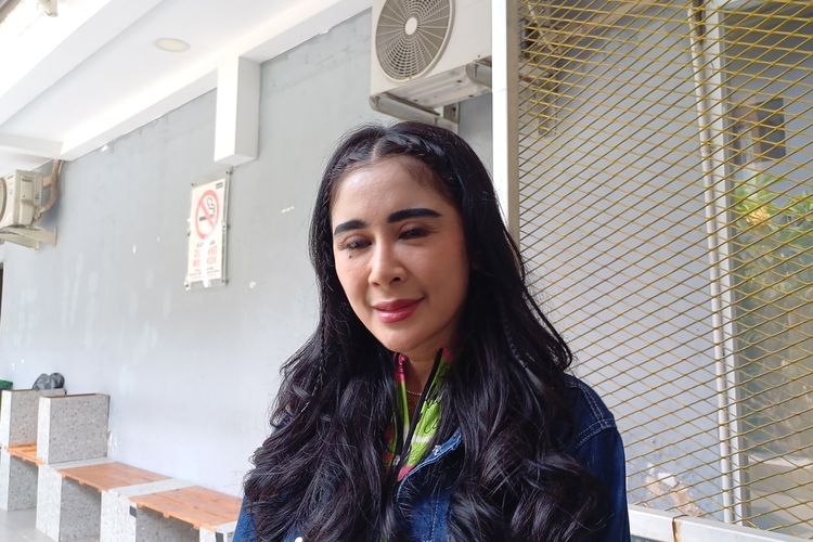 Uut Permatasari Ungkap Respons Pertama Kali Dapat Gaji Suami dalam Amplop Coklat