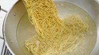 Tak Banyak yang Tahu, 3 Trik Mengatasi Mie yang Terlalu Lembek Setelah Dimasak!