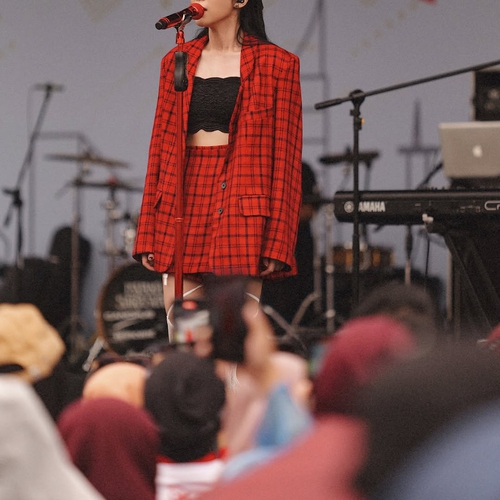 Inspirasi Memadukan Blazer ala Isyana Sarasvati