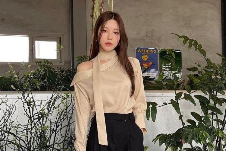 Gaya Timeless! Ini 5 OOTD Kondangan Celana Kulot Hitam