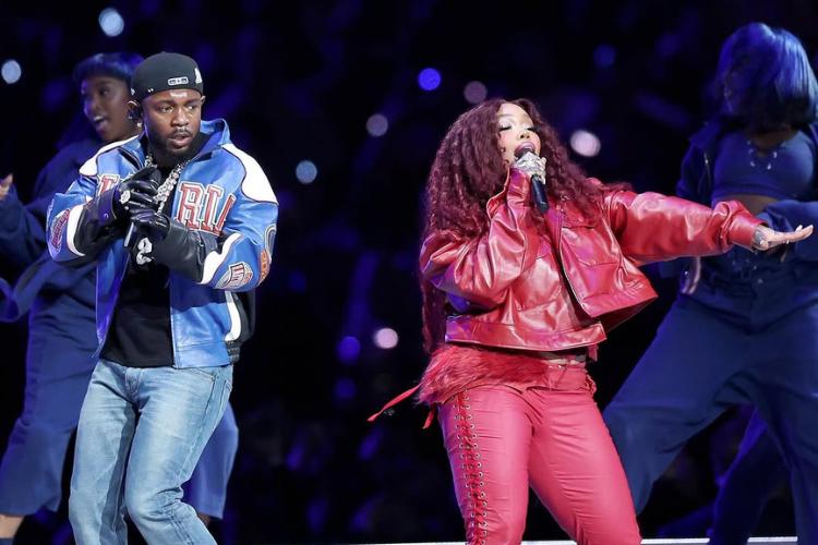 Gaya Menarik Seleb di Panggung Super Bowl Halftime Show 2025