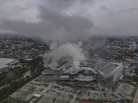 Foto: 70 Personel Damkar Diturunkan saat Pusat Perbelanjaan di Kendari Terbakar
