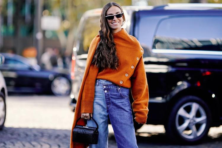 7 Ide OOTD Kulot Jeans dan Sweater, Effortless!