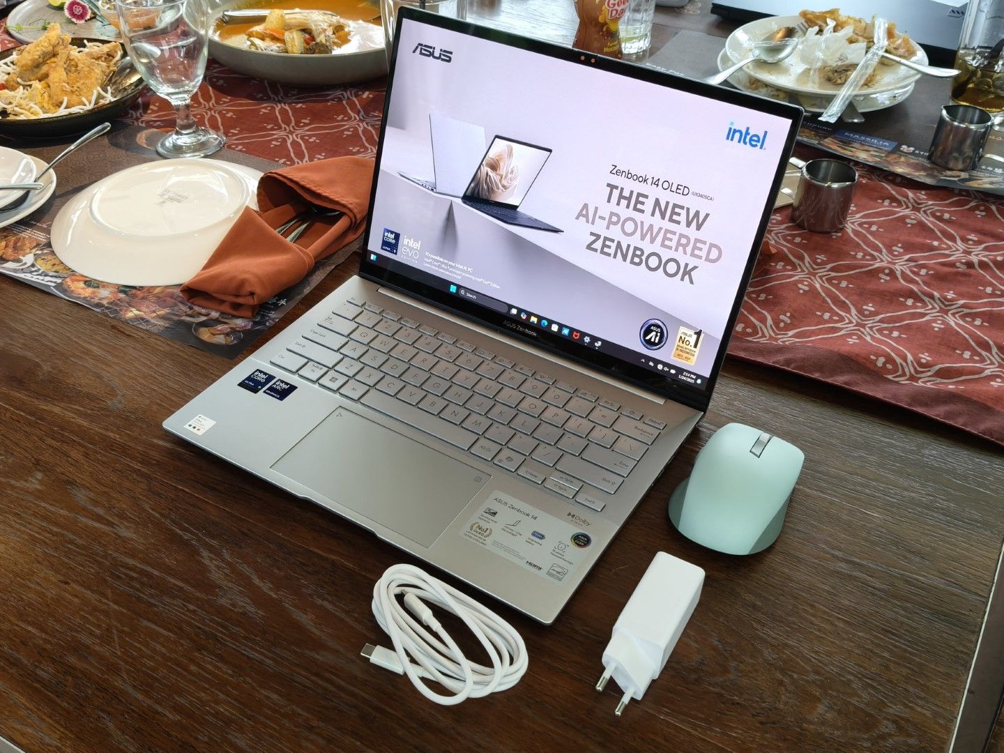 Kombinasi Kombo ASUS Zenbook 14, SmartO Mouse MD200, & 65W USB-C GaN