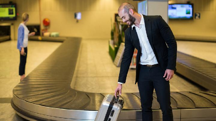 Etika Mengambil Koper di Conveyor Belt Bandara