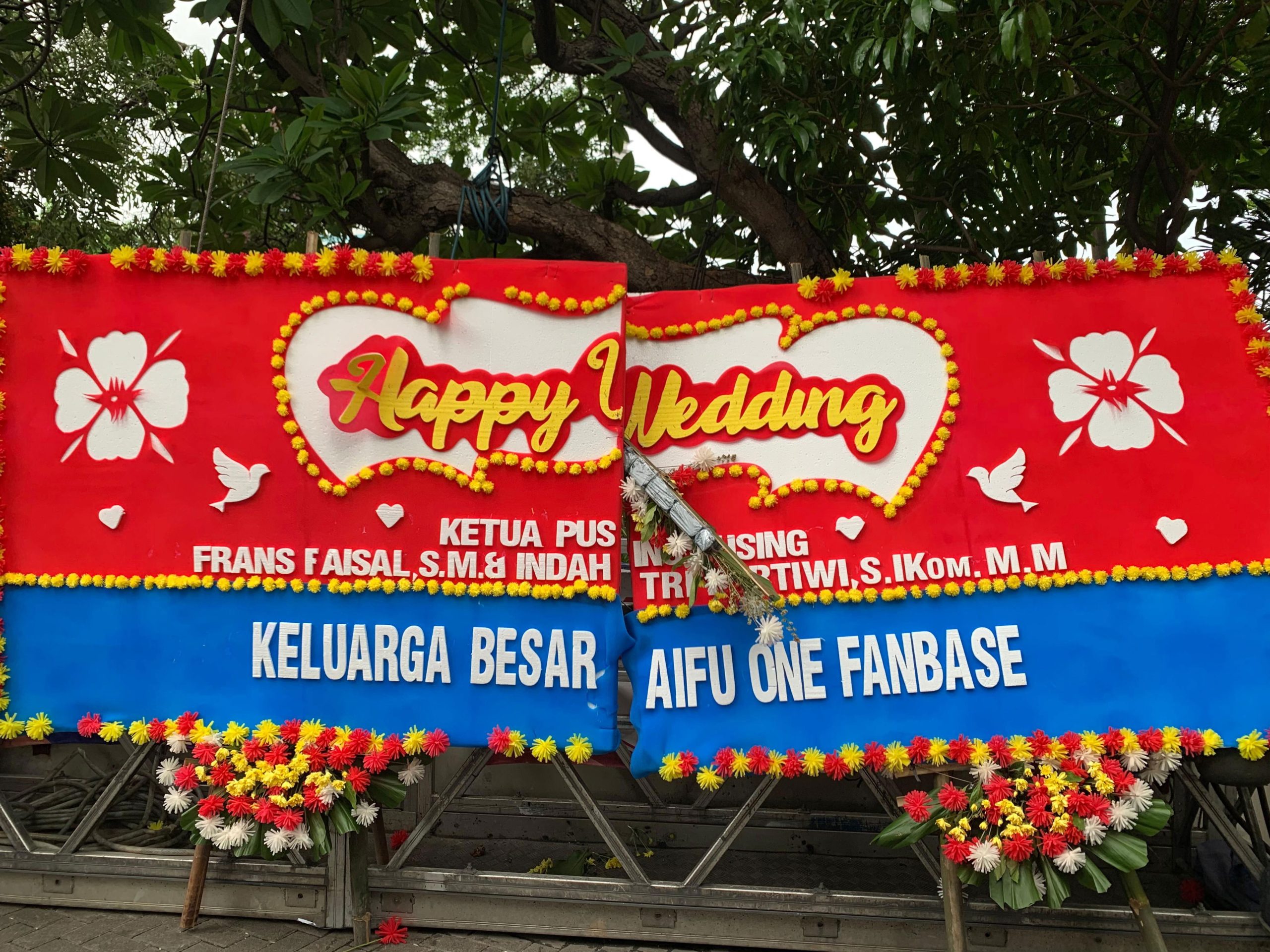 Karangan Bunga dari Fans Fuji-Aisar Khaled Banjiri Area Venue Pernikahan Frans Faisal dan Indah Tri Pertiwi