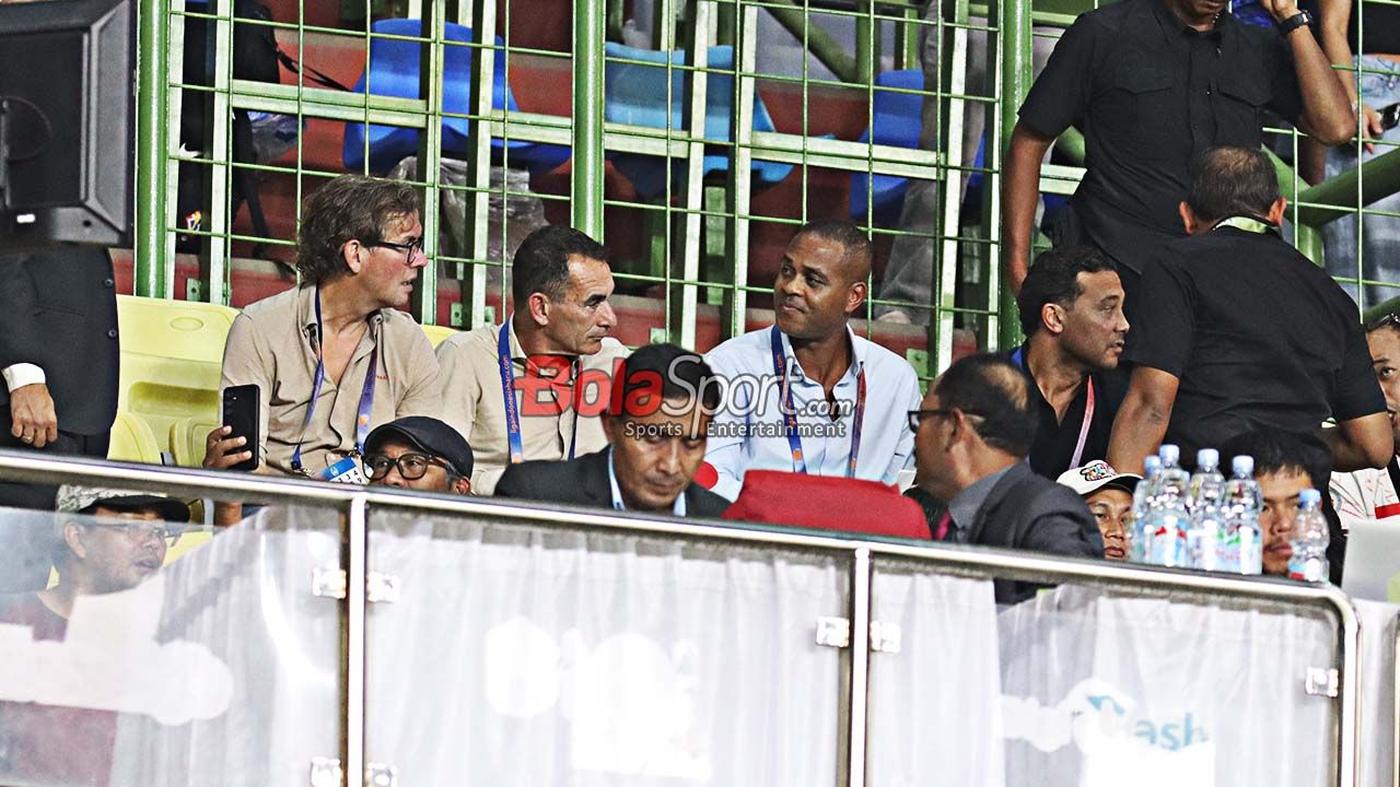 Patrick Kluivert dan Para Asisten Pelatih Timnas Indonesia Viral Usai Keciduk Makan Nasi Padang