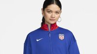 7 Rekomendasi Jaket Tracktop Wanita Lokal dan Luar, Stylish!