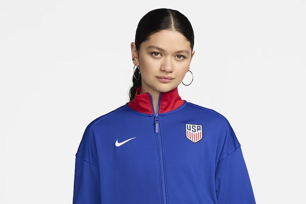 7 Rekomendasi Jaket Tracktop Wanita Lokal dan Luar, Stylish!