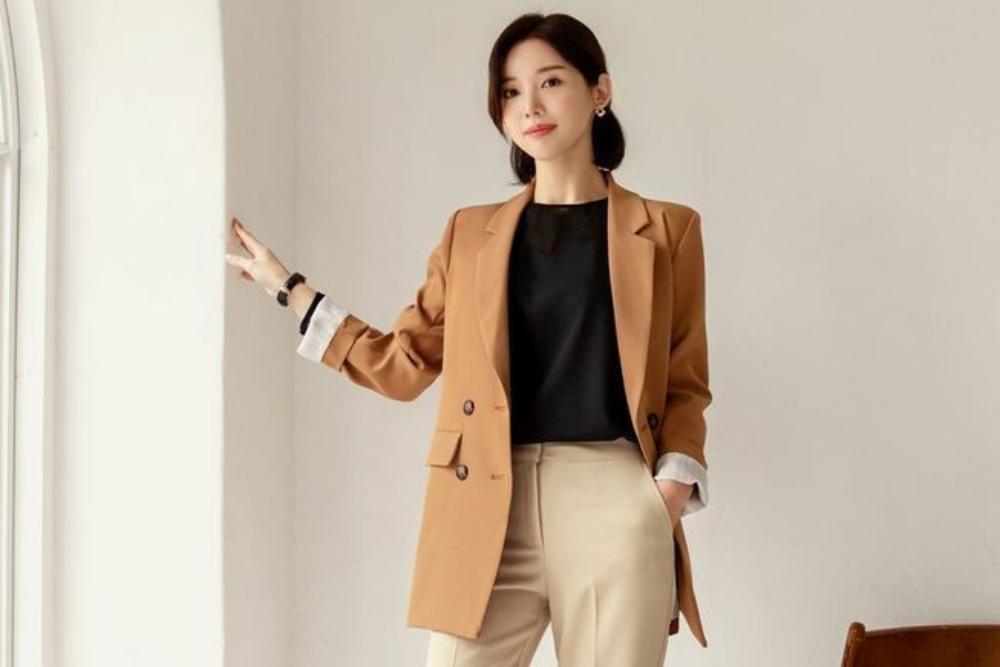 6 Inspirasi OOTD Smart Casual ke Kantor yang Stylish dan Elegan