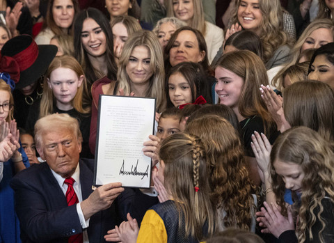 Foto: Momen Trump Menandatangani Perintah Eksekutif “No Men in Women’s Sports”