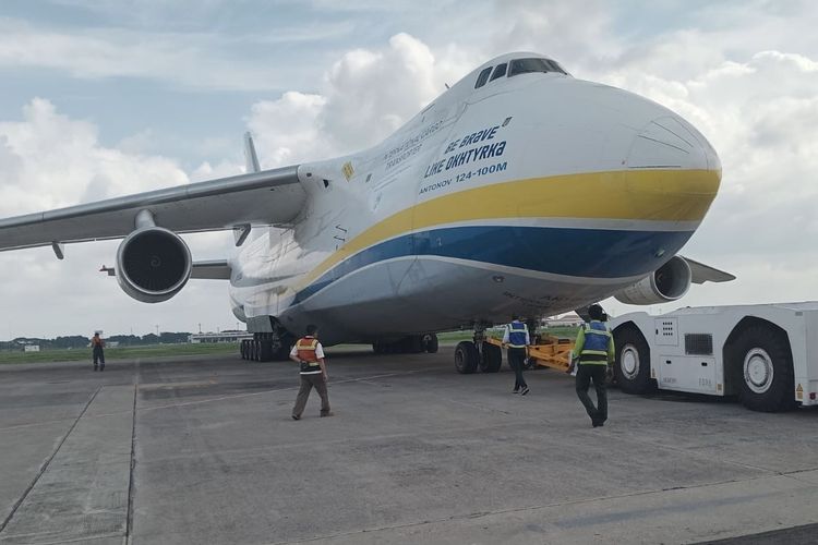 Antonov An-124 Ruslan, Pesawat Kargo Terbesar di Dunia “Landing” di Surabaya