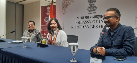 Ayu Azhari Merasa Terhormat Jadi Dubber Tokoh Sridevi di Film English Vinglish