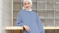 Gamis Warna Denim Cocok dengan Jilbab Warna Apa Saja?