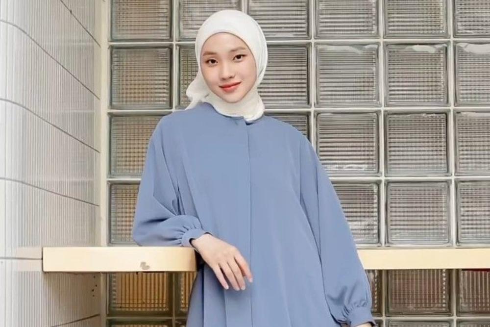 Gamis Warna Denim Cocok dengan Jilbab Warna Apa Saja?