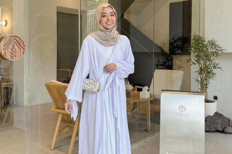 Tampil Syar’i dengan Model Abaya Polos Terbaru yang Stylish