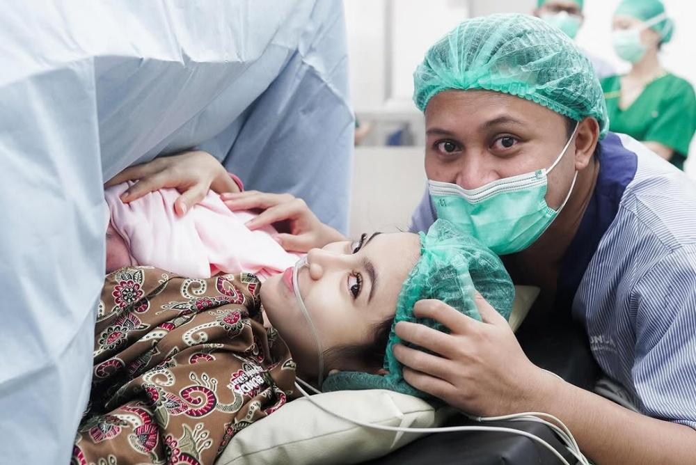 Selamat! Ini 5 Fakta Kelahiran Anak Pertama Mahalini dan Rizky Febian