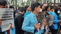 Mahasiswa Bawa Poster Mayor Teddy dalam Aksi Indonesia Gelap di Patung Kuda