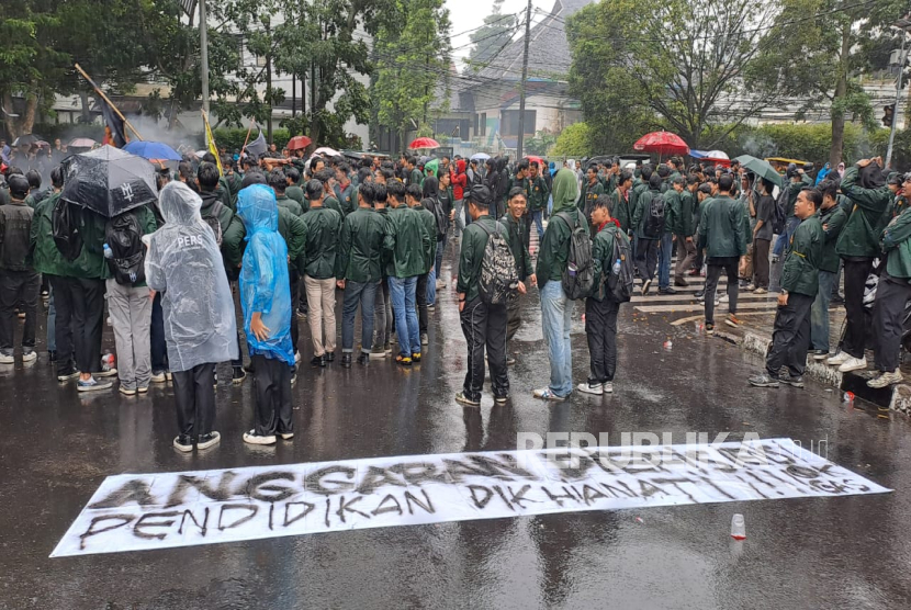 Demo ‘Indonesia Gelap’ di Patung Kuda, Ini 5 Tuntutan Mahasiswa