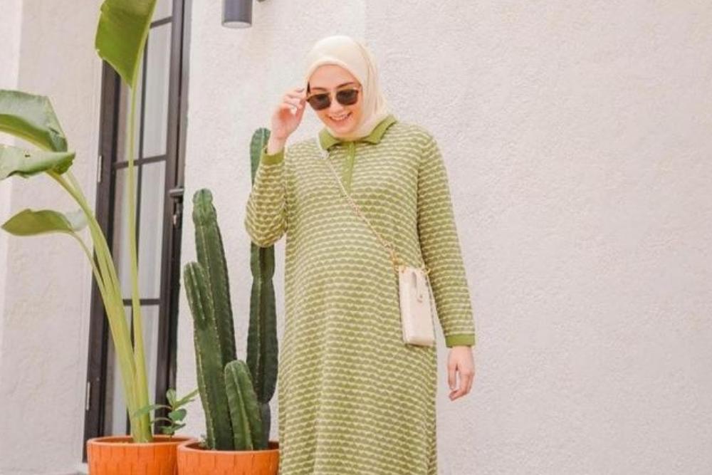 7 Inspirasi Menawan: Mix and Match Midi Dress & Hijab yang Stylish dan Mempesona