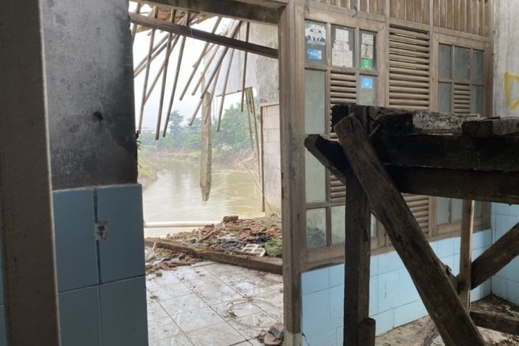 Warga Babelan Bekasi Kejutkan: Rumah Mereka Berdiri di Zona Rawan Longsor Sangat Mengkhawatirkan