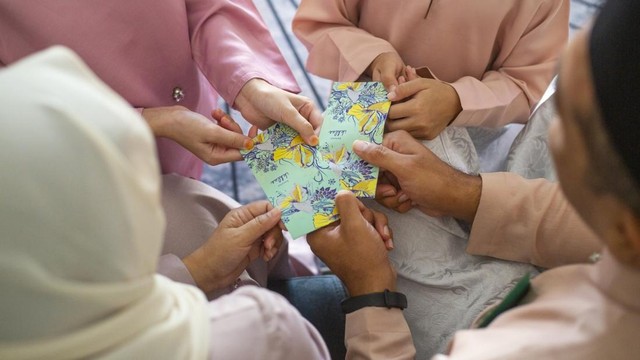 Berapa Jumlah THR yang Ideal untuk Orang Tua Setelah Menikah?