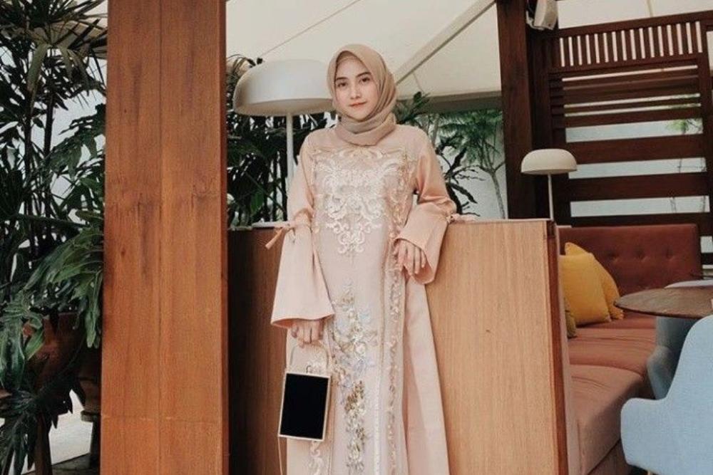 10 Desain Brokat Lengan Lonceng yang Sempurna Untuk Acara Pesta!