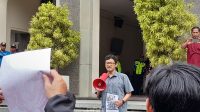 Dosen dan Mahasiswa UGM Bersatu, Secara Serentak Tolak RUU TNI Dosen dan Mahasiswa UGM Bersatu, Secara Serentak Tolak RUU TNI