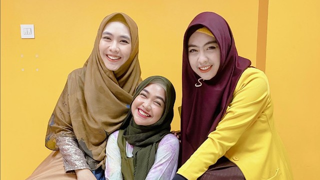 Oki Setiana Dewi Berbagi Kisah Keberanian Ria Ricis dalam Membantu Biaya Pengobatan Anak Bungsunya