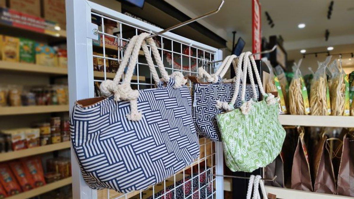 Lebaran 2025: Koleksi Oleh-Oleh Pecahkan Stereotip dari Pekalongan Jawa Tengah