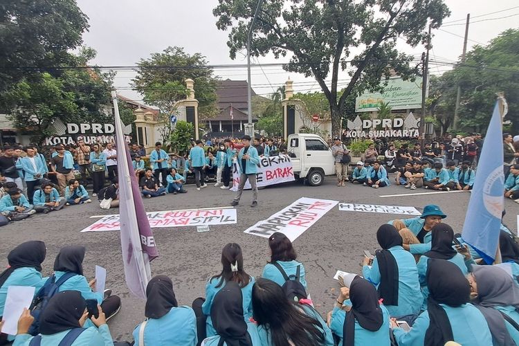 Demo Mahasiswa di Solo: Bawa TNI Kembali ke Barak