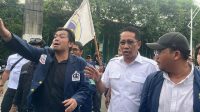 Waktu Mahasiswa Trisakti Cabut Menteri Hukum dari Mobil dengan Paksa Waktu Mahasiswa Trisakti Cabut Menteri Hukum dari Mobil dengan Paksa