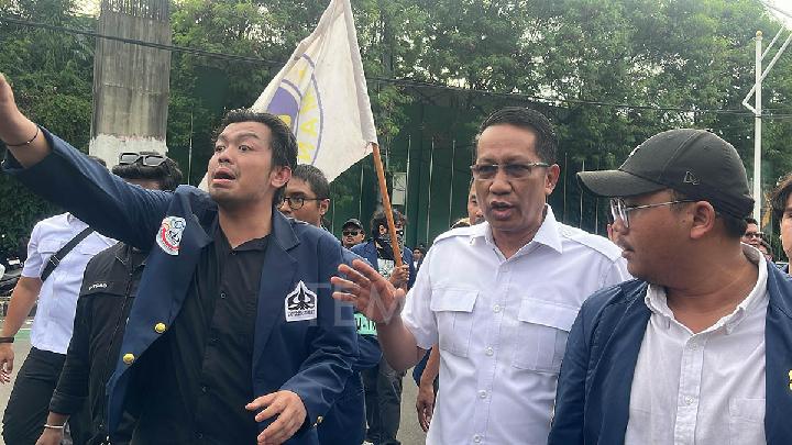 Waktu Mahasiswa Trisakti Cabut Menteri Hukum dari Mobil dengan Paksa