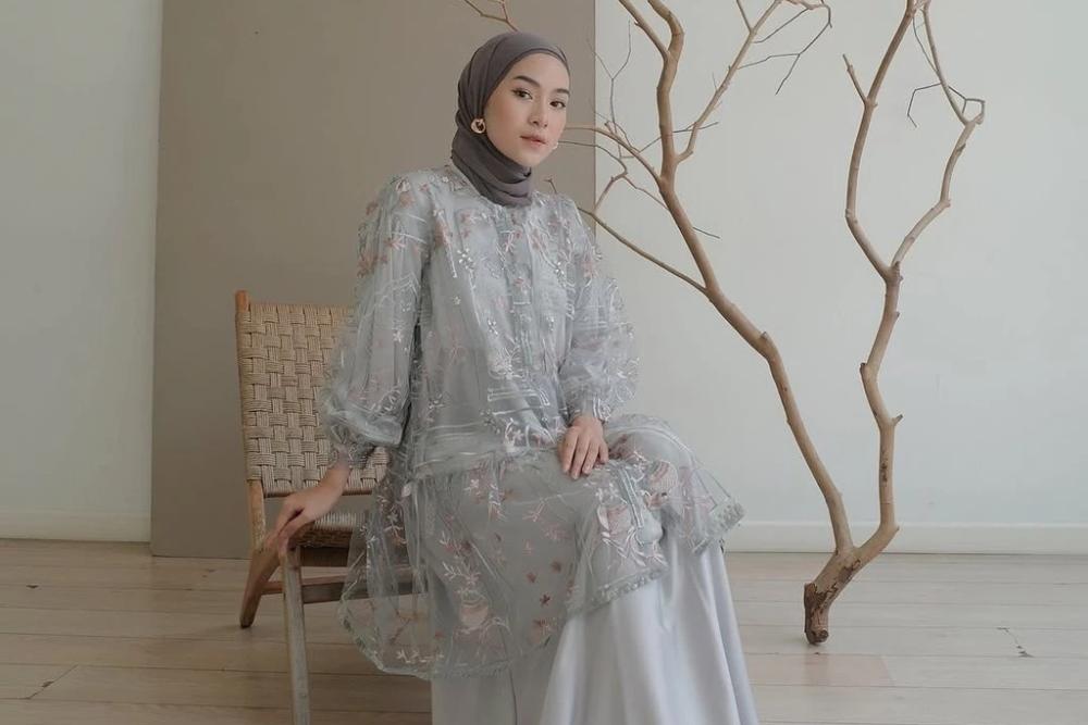 9 Desain Casual Cardigan Brokat yang Menambah Kekasahan dan Kenyamanan Anda