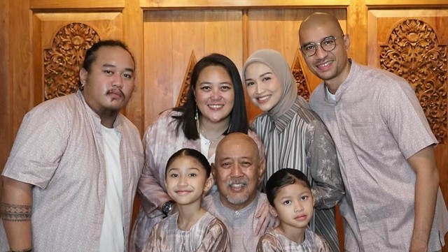 Nama 3 Anak Indro Warkop dan Nita Octobijanty Beserta Arti & 30 Ide Rangkaiannya