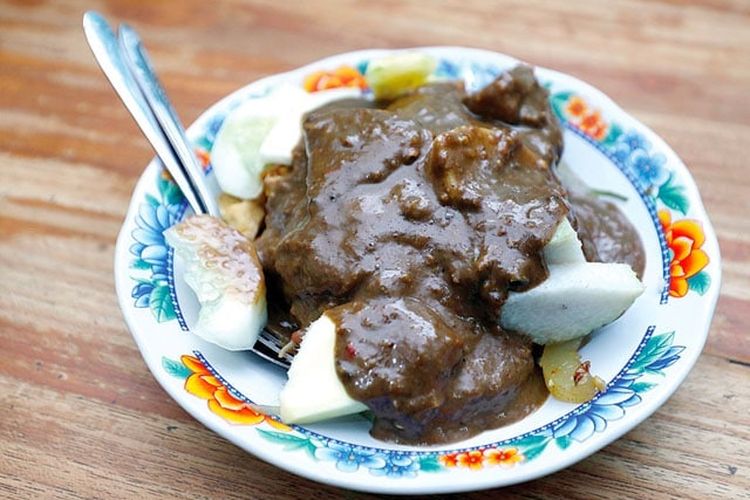 7 Destinasi Wajib untuk Menikmati Rujak Cingur di Surabaya Saat Liburan Lebaran